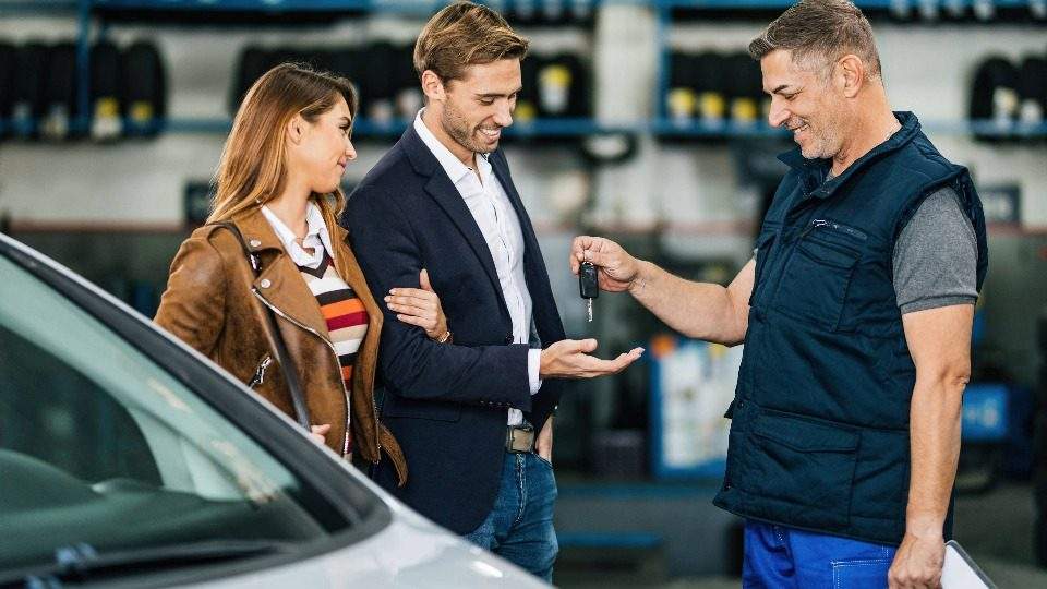 Autoankauf Tönisvorst nimmt das Fahrzeug eines Paares entgegen